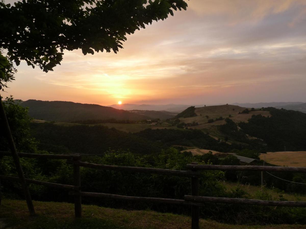 Agriturismo Girolomoni - Locanda Isola del Piano エクステリア 写真